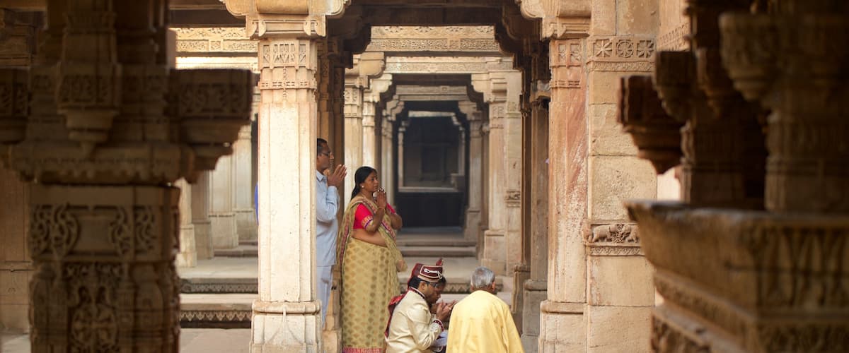 Adalaj Vav which includes a day spa and a temple or place of worship as well as a small group of people