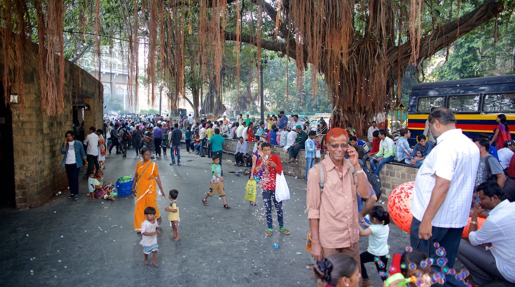 Mumbai que inclui uma praça ou plaza assim como um grande grupo de pessoas