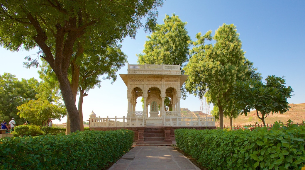 Jaswant Thada som visar historisk arkitektur, historiska element och en park