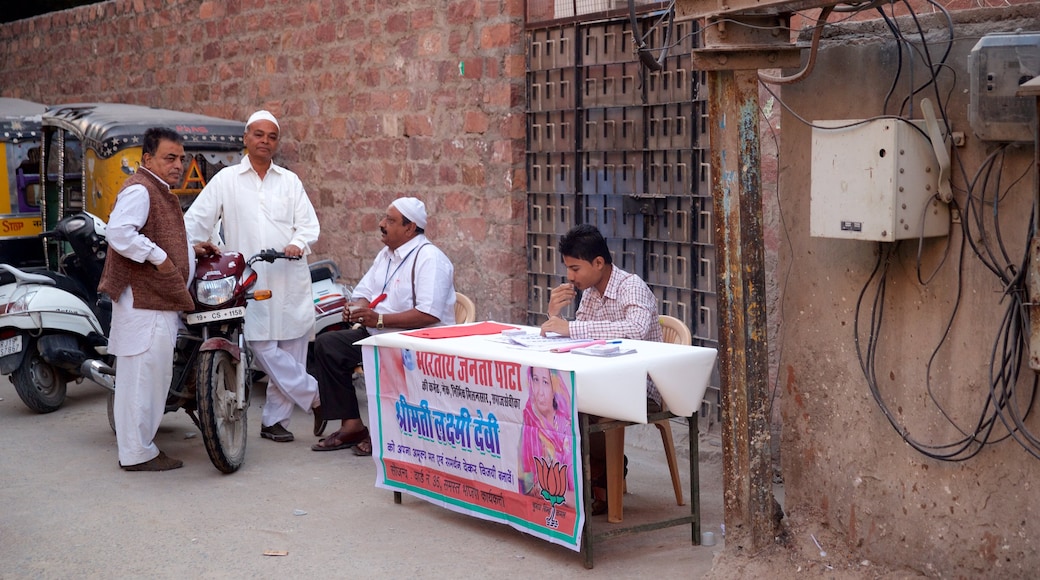 Jodhpur mostrando una pequeña ciudad o pueblo y también un pequeño grupo de personas