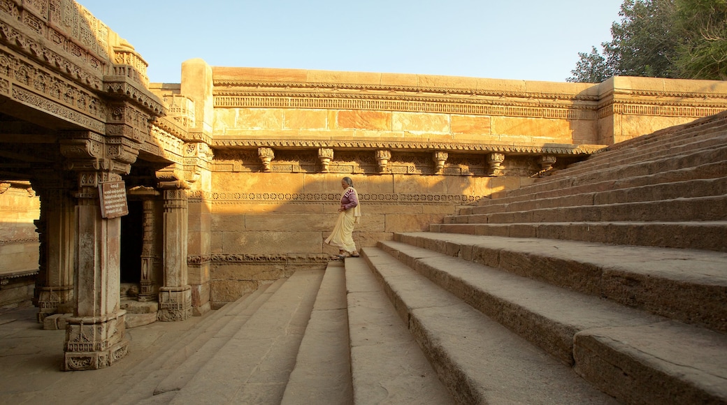 Adalaj Vav som visar historiska element, historisk arkitektur och ett tempel eller plats för dyrkan