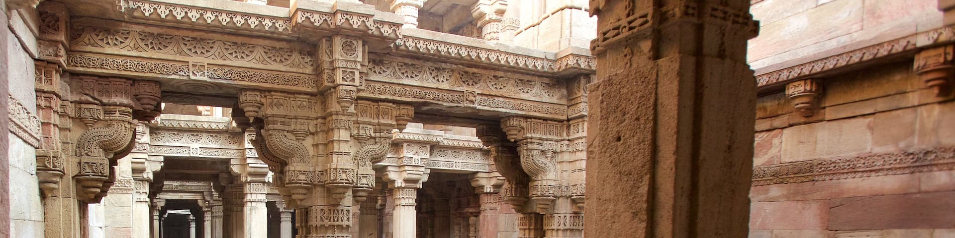Adalaj Vav ofreciendo patrimonio de arquitectura, un templo o lugar de culto y elementos del patrimonio