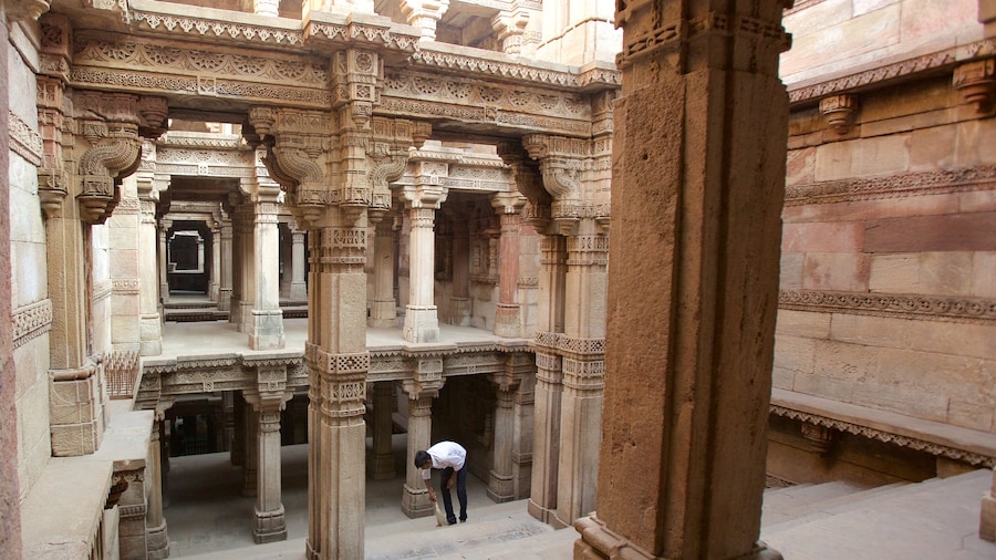 Adalaj Vav which includes a temple or place of worship, heritage architecture and heritage elements