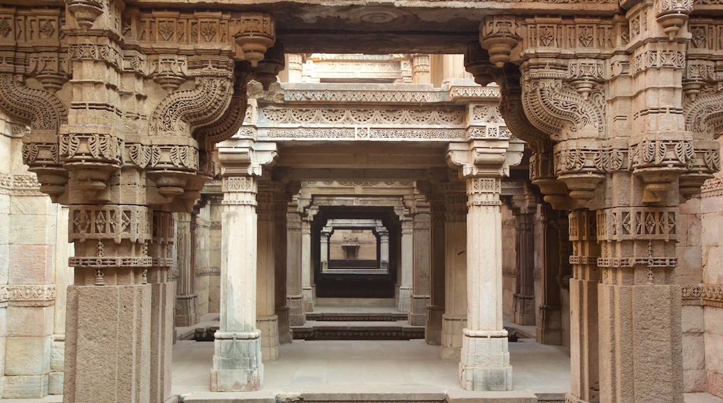 Adalaj Vav som inkluderar historiska element, historisk arkitektur och ett tempel eller plats för dyrkan