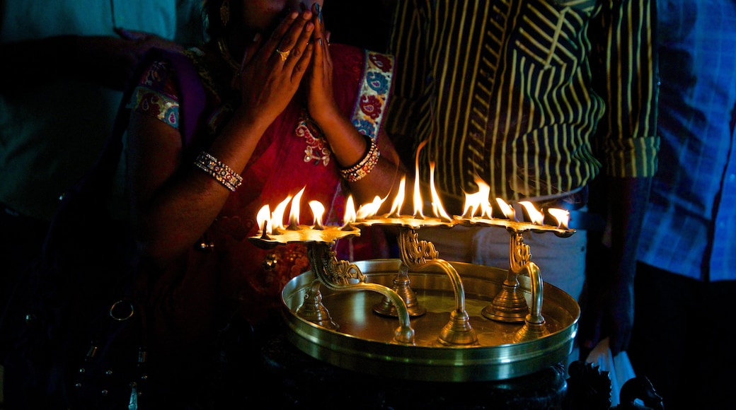 วัด ISKCON เนื้อเรื่องที่ องค์ประกอบด้านศาสนา