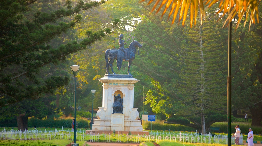 Lalbagh Botaniske Have som omfatter en statue eller en skulptur og en have