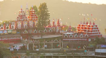 Mussoorie que incluye un templo o sitio de culto