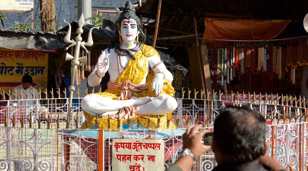 Haridwar showing a statue or sculpture and religious aspects