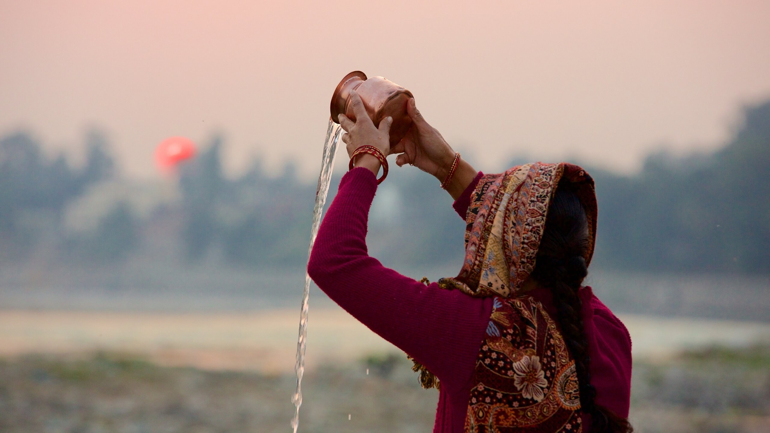 Triveni Ghat y también una mujer