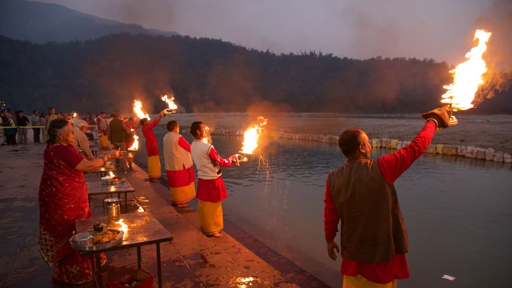 Triveni Ghat welches beinhaltet religiöse Aspekte und Sonnenuntergang sowie kleine Menschengruppe