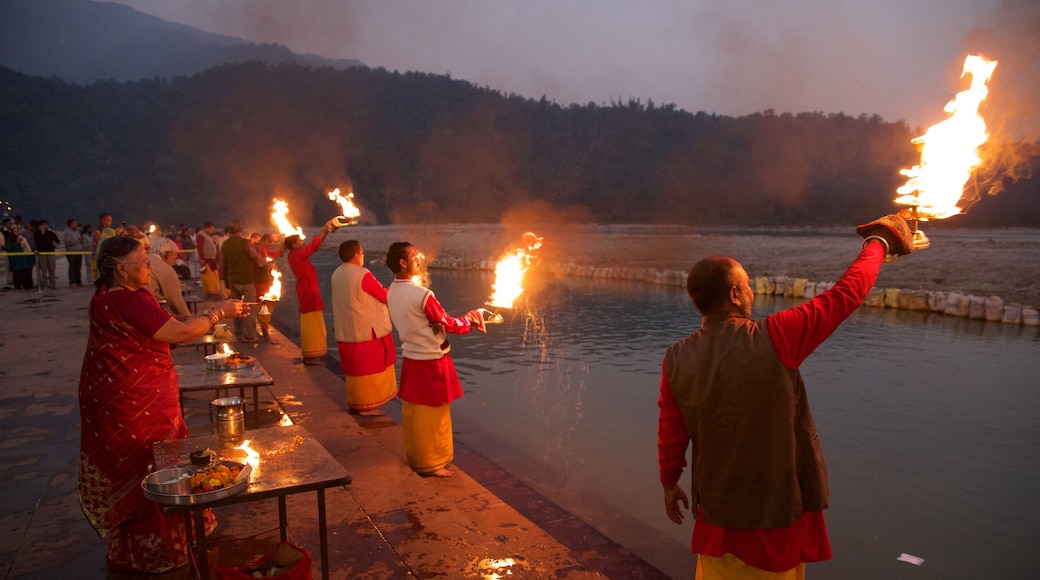 Triveni Ghat presenterar en solnedgång och religiösa aspekter såväl som en liten grupp av människor