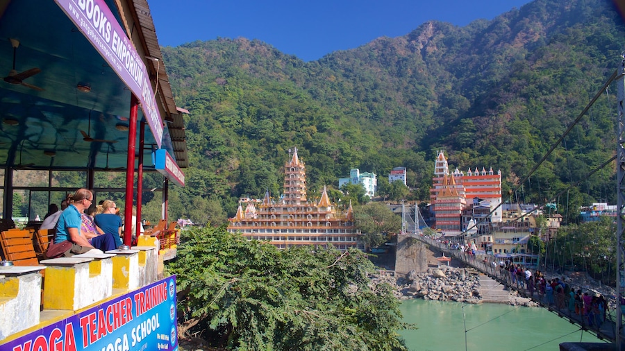 Lakshman Jhula , Rishikesh, India mostrando un puente colgante o una pasarela, un río o arroyo y una pequeña ciudad o aldea