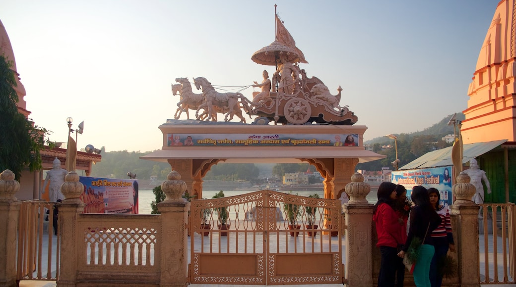 Parmarth Niketan showing a statue or sculpture