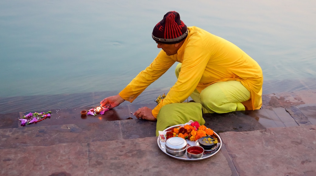 Triveni Ghat inclusief een rivier of beek en religieuze aspecten en ook een man