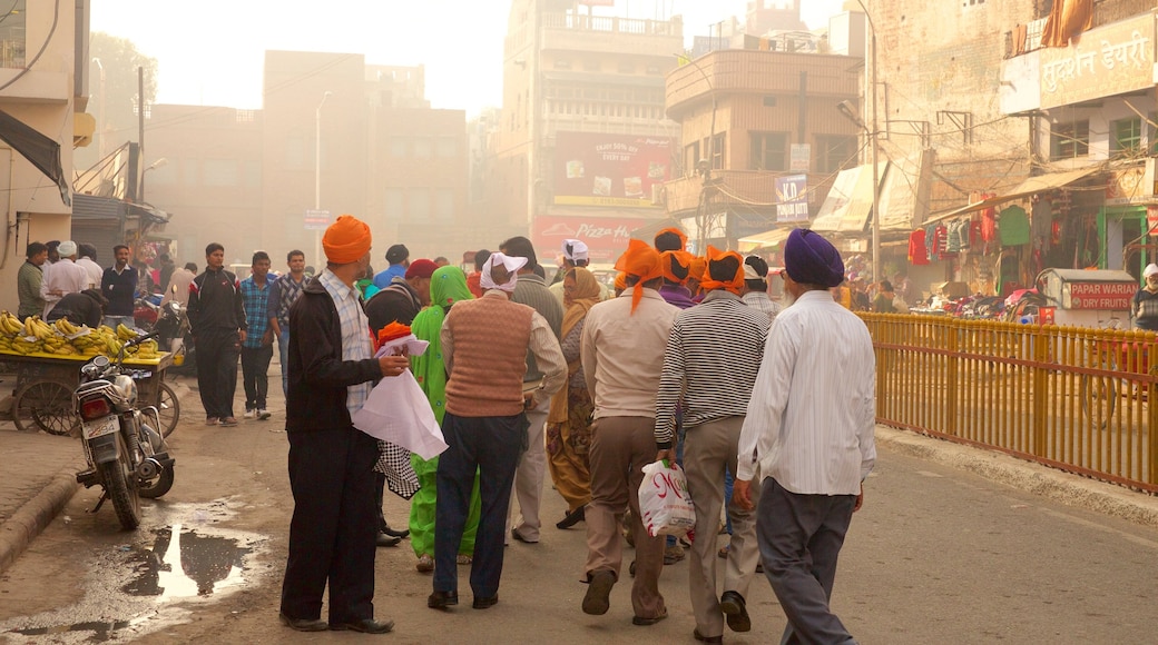 Amritsar mostrando cenas de rua e uma cidade assim como um grande grupo de pessoas