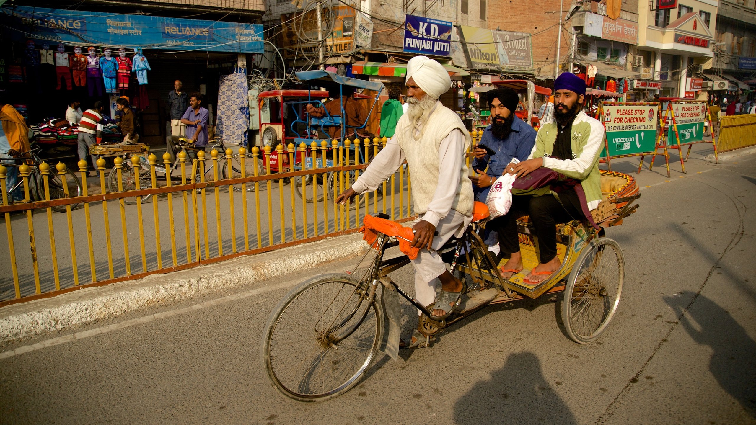 Amritsar mostrando escenas urbanas y una ciudad y también un gran grupo de personas