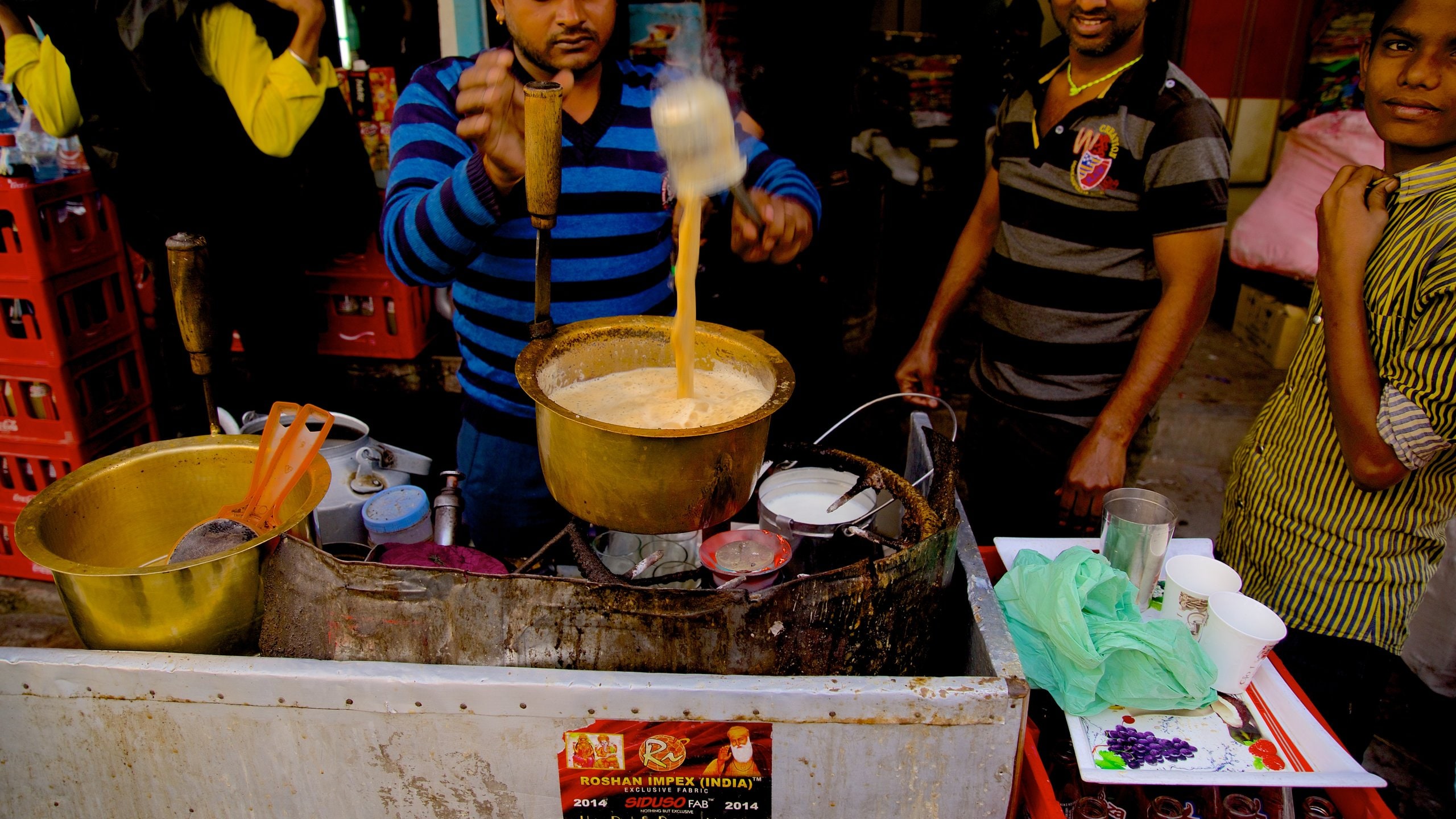 Amritsar mostrando mercados y también un pequeño grupo de personas