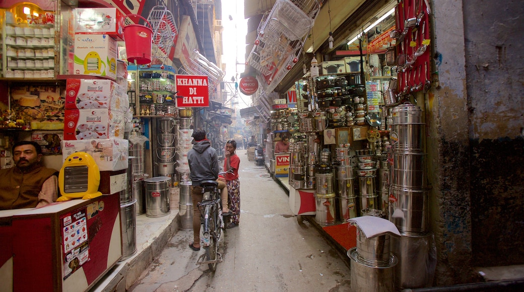 Amritsar which includes markets, street scenes and a city