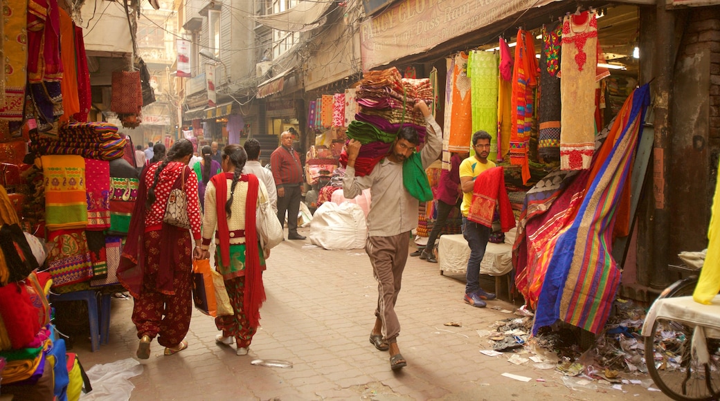 Katra Jaimal Singh Market das einen Märkte sowie kleine Menschengruppe