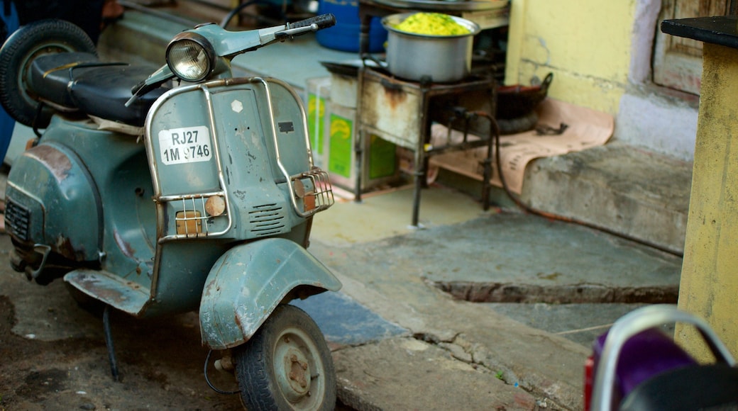 Udaipur welches beinhaltet Mopedfahren und Straßenszenen