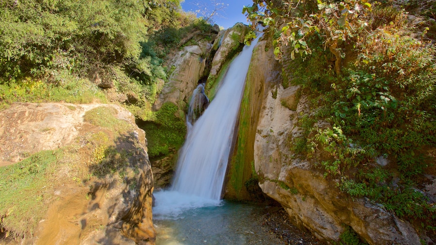 Cataratas de Bhata ofreciendo escenas tranquilas y una catarata