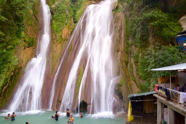 Kempty Falls das einen Schwimmen und Kaskade sowie kleine Menschengruppe