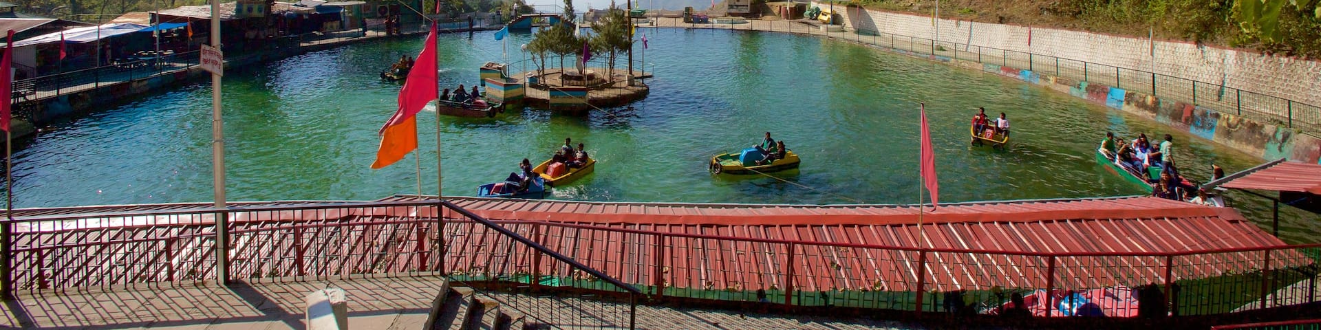 Mussoorie das einen See oder Wasserstelle und Kajak- oder Kanufahren