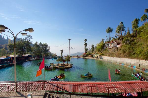 Mussoorie das einen See oder Wasserstelle und Kajak- oder Kanufahren