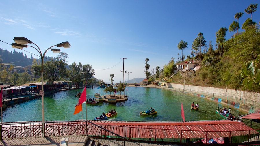 Mussoorie que incluye un lago o abrevadero y kayak o canoa