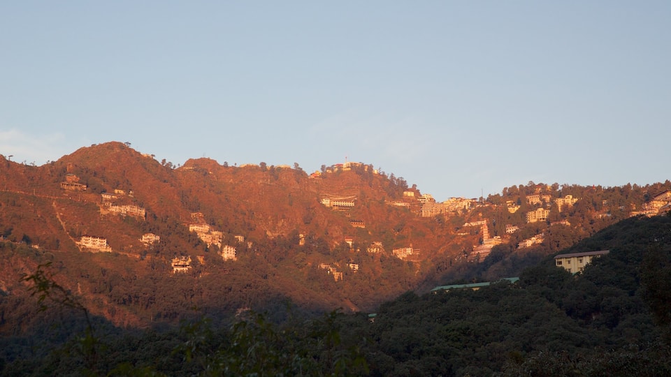 Mussoorie ofreciendo escenas tranquilas y una pequeña ciudad o aldea