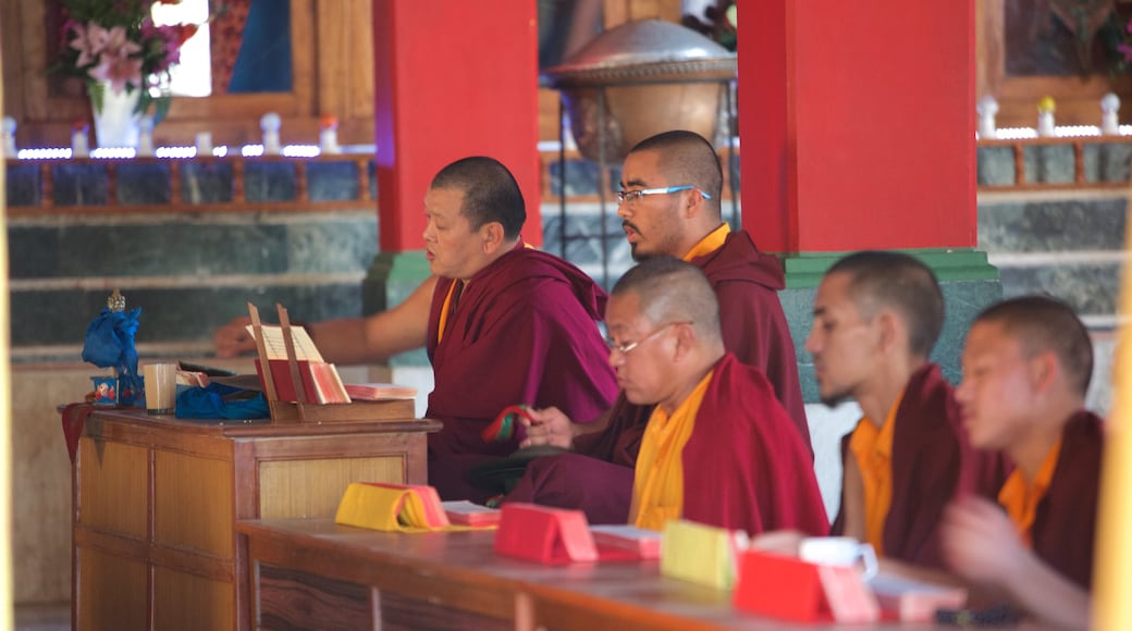 Goldener Tempel das einen religiöse Elemente sowie kleine Menschengruppe