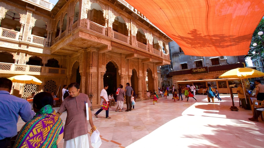ISKCON Temple mostrando tempio o luogo di culto cosi come un piccolo gruppo di persone