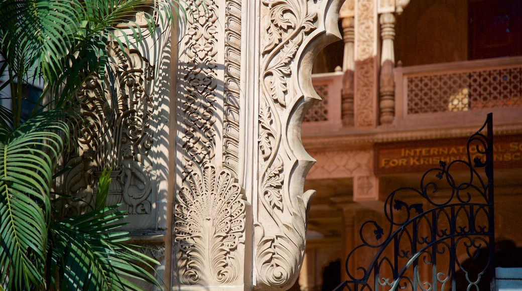 Templo de ISKCON caracterizando arquitetura de patrimônio, elementos de patrimônio e um templo ou local de adoração