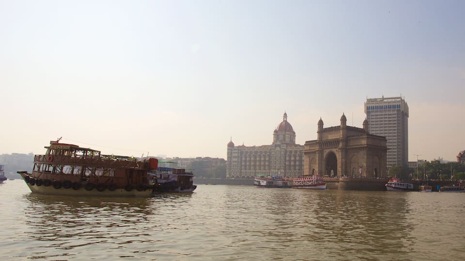 Gateway of India bevat een stad, algemene kustgezichten en varen