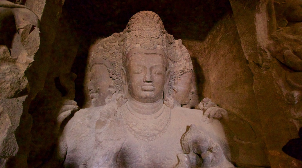 Elephanta-hulerne som viser en statue eller en skulptur og kulturarvsgenstande