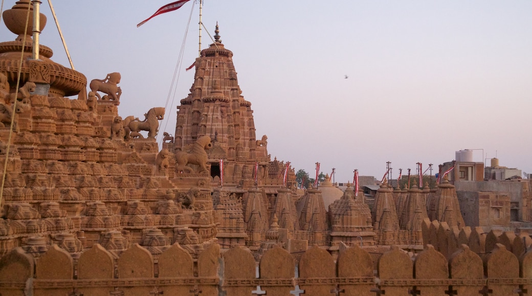 Jaisalmer-fortet som viser et slot, historiske bygningsværker og kulturarvsgenstande