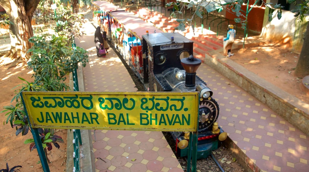 Cubbon Park featuring railway items