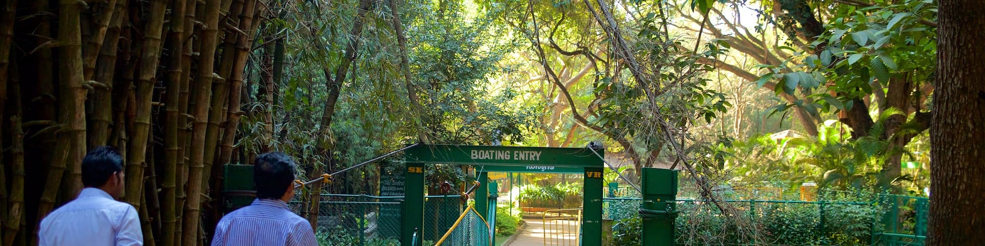 Cubbon Park welches beinhaltet Garten sowie kleine Menschengruppe