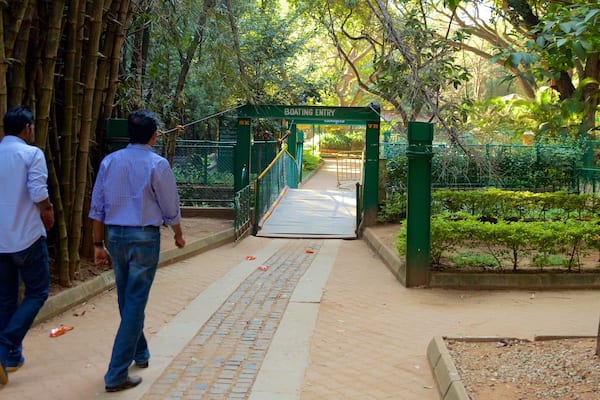 Cubbon Park welches beinhaltet Garten sowie kleine Menschengruppe