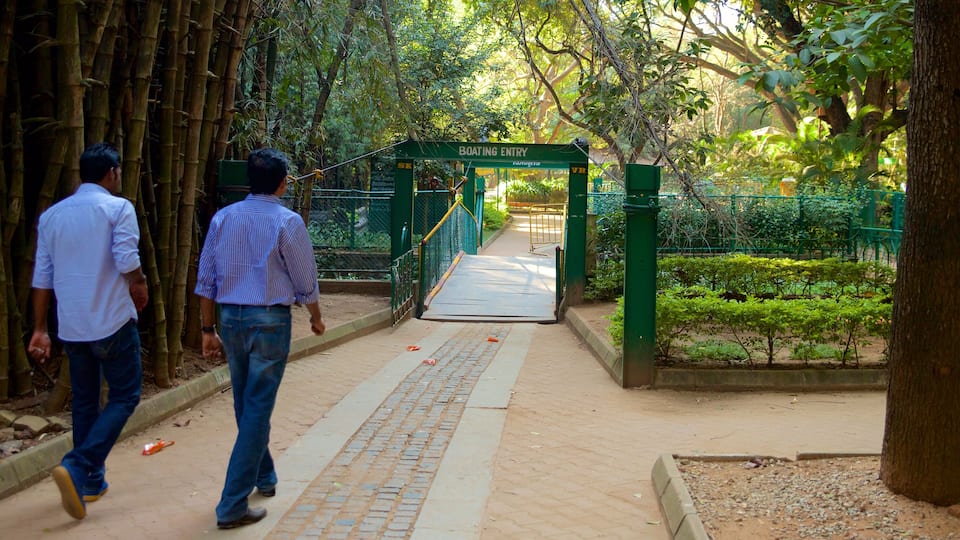 Cubbon Park og byder på en park såvel som en lille gruppe mennesker