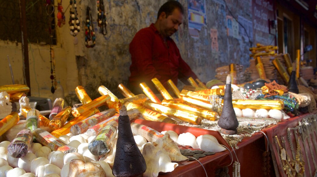 Lakshman Jhula montrant marchés aussi bien que homme