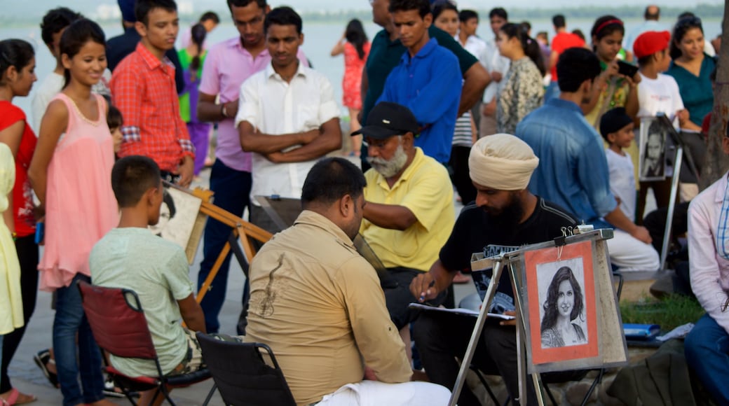 Sukhna Lake sowie große Menschengruppe