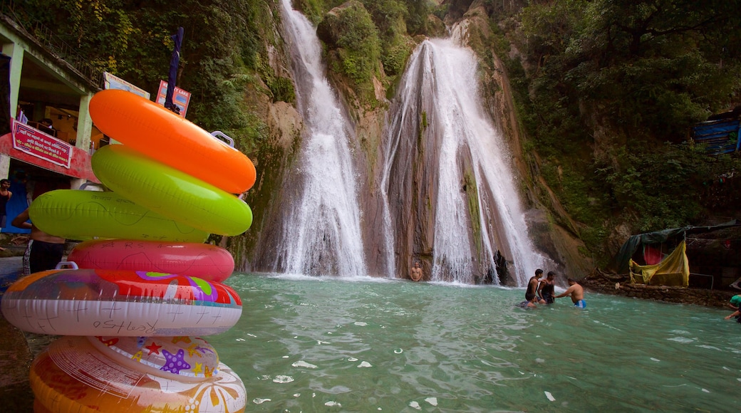 Cascate di Kempty mostrando cascata, laghetto e nuoto