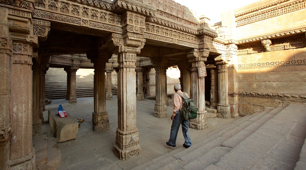 Adalaj Vav mostrando oggetti d\'epoca cosi come ragazzo