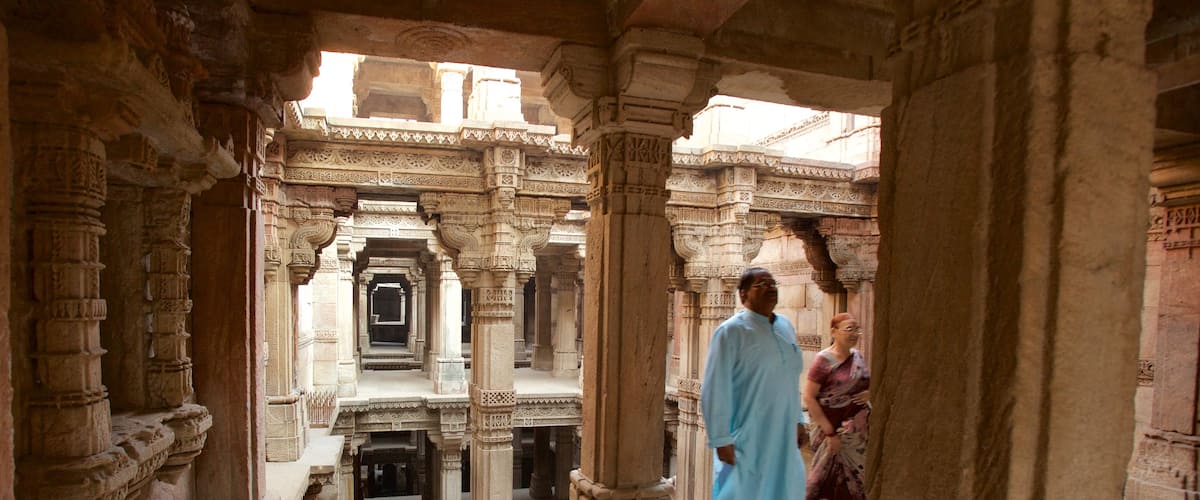 Adalaj Vav ofreciendo elementos del patrimonio y también un pequeño grupo de personas