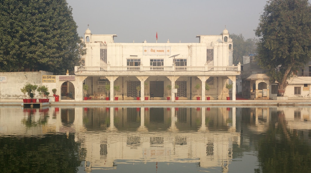 Durgiana tempel toont een meer of poel