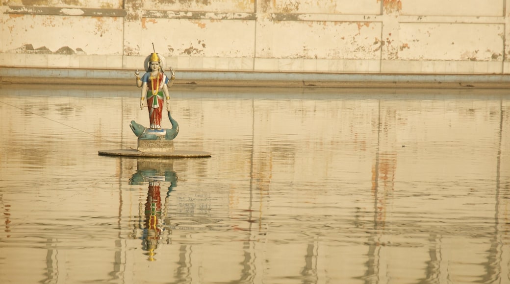 Durgiana tempel toont een standbeeld of beeldhouwwerk en een meer of poel