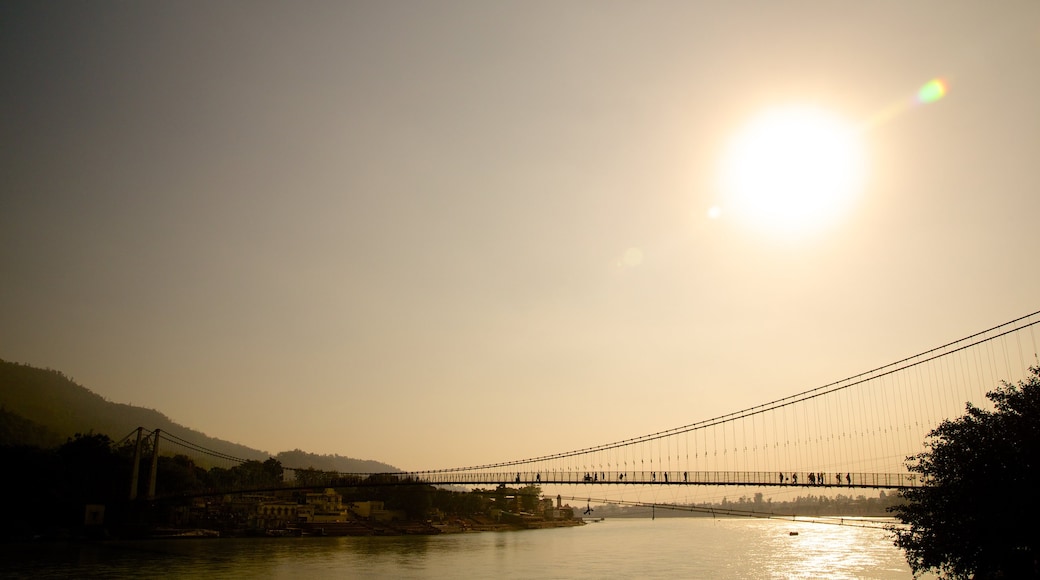 Ram Jhula das einen Fluss oder Bach und Brücke