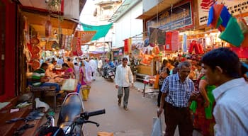 Manek Chowk som inkluderer marked i tillegg til en liten gruppe med mennesker