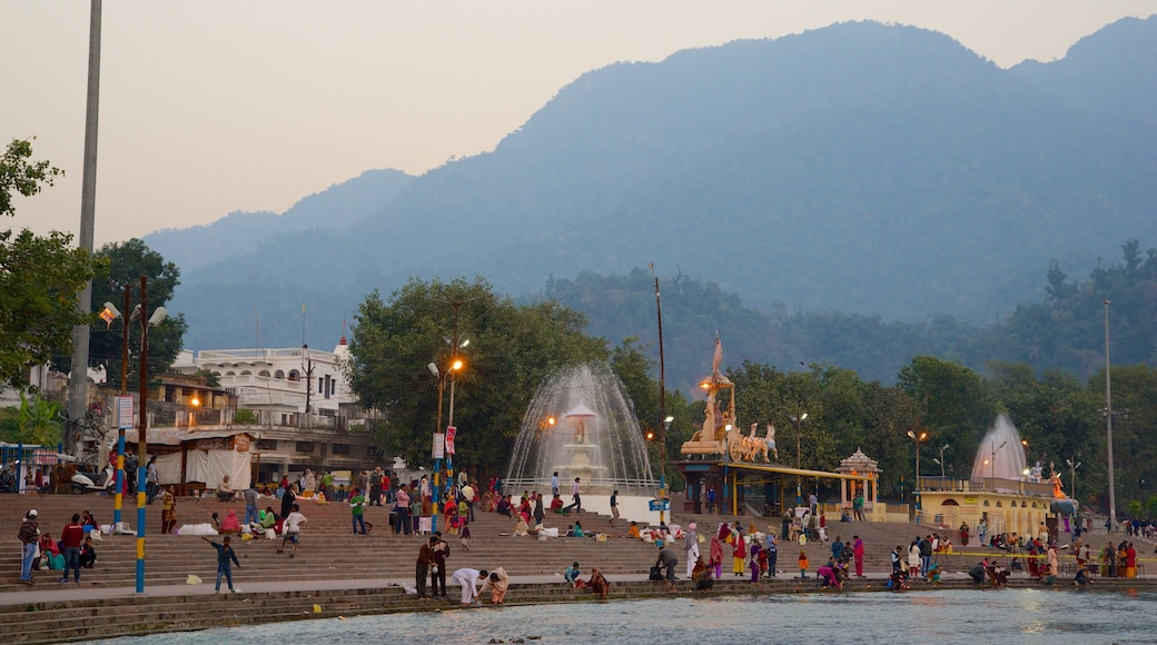 Triveni Ghat que incluye un río o arroyo y también un gran grupo de personas